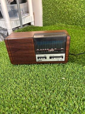 Vintage Cosmo AM FM Table Top Radio Model R-2400